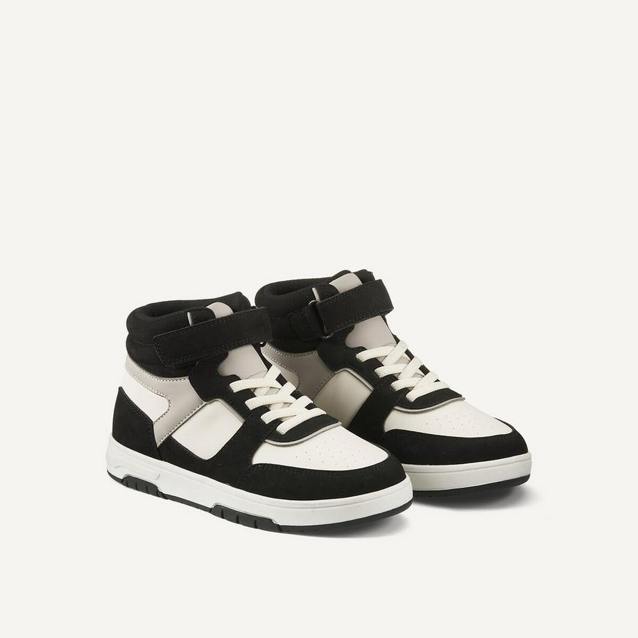 Zweifarbige hohe Sneakers mit elastischen Schnürsenkeln
