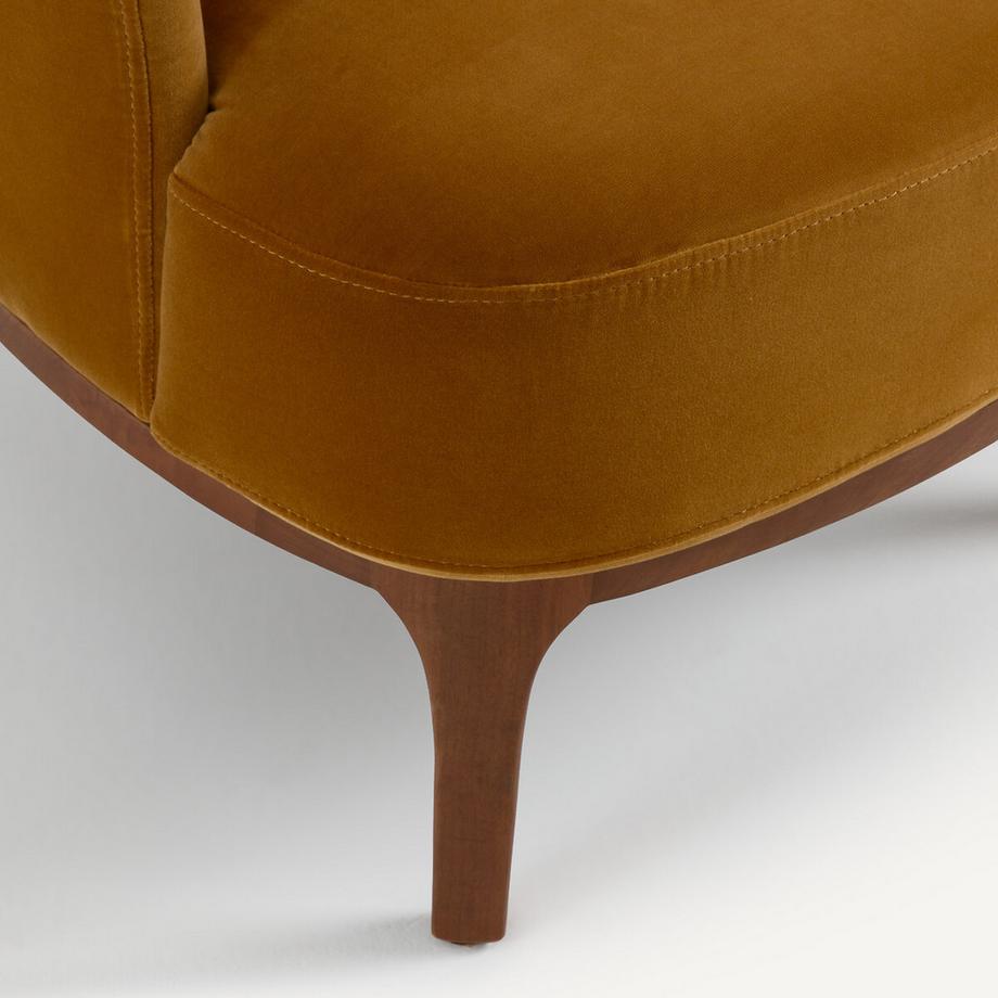 AM.PM Sessel aus massivem Walnussholz und Samtstoff  