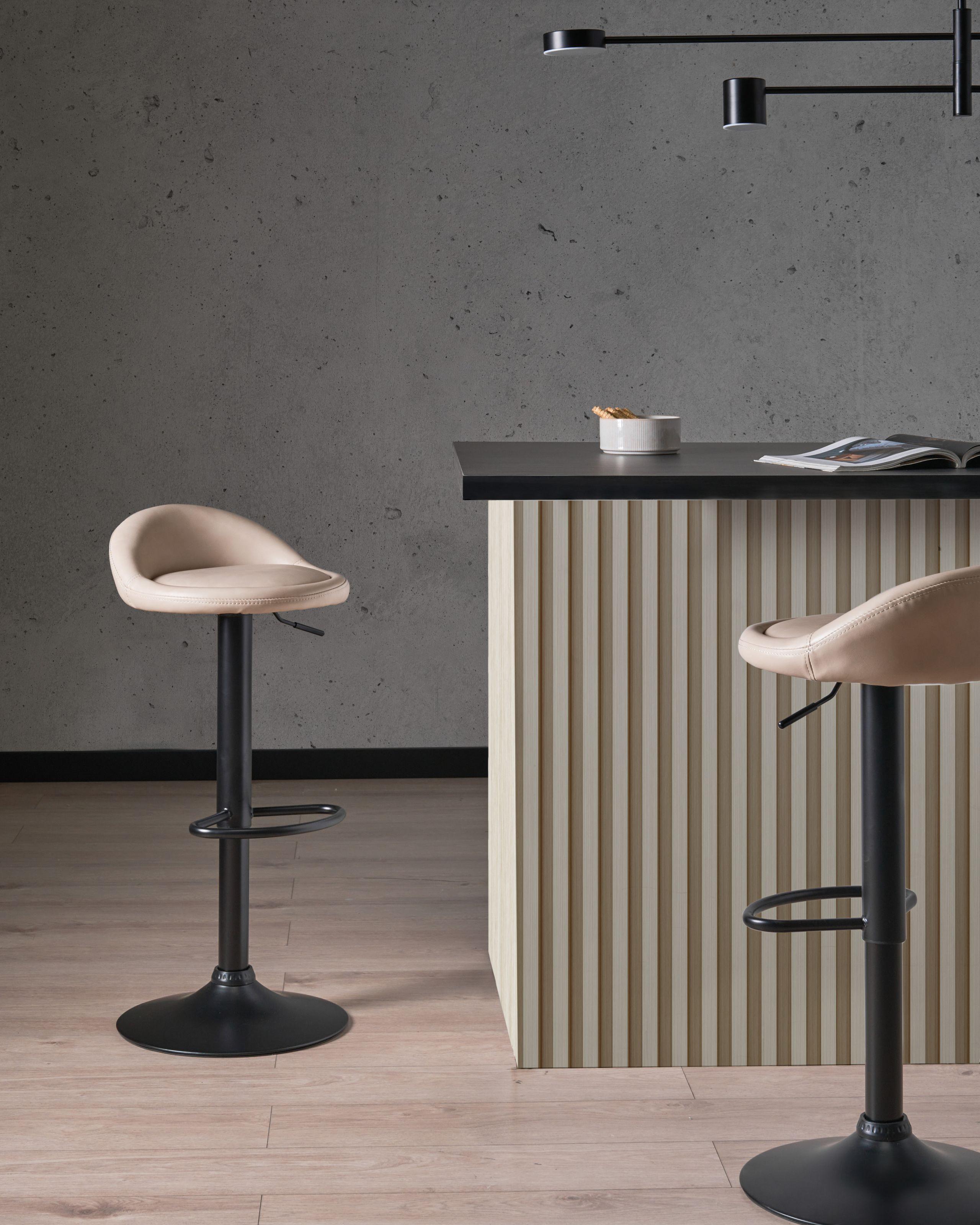 Beliani Set mit 2 Barhockern aus Kunstleder Modern MEEDER  