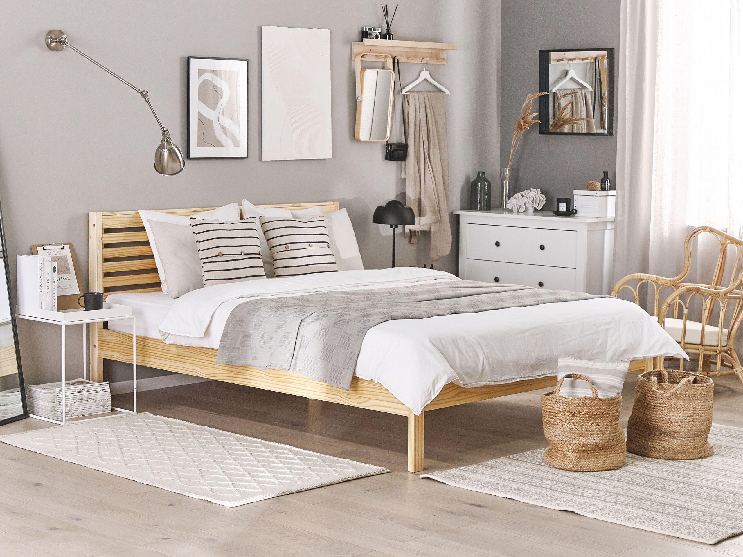 Beliani Bett mit Lattenrost aus Gummibaumholz Skandinavisch CARNAC  