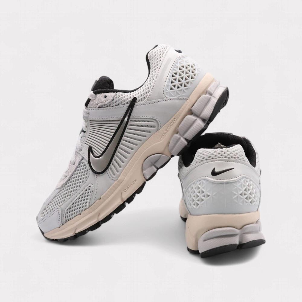 NIKE  Zoom Vomero 5 - Pure Platinum 