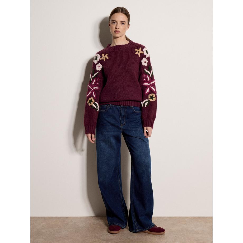 Pullover aus grobem Strick mit bestickten Blumenmustern an den Ärmeln