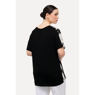 Ulla Popken  T-shirt dal taglio oversize con fiori, scollo a tunica e mezze maniche 