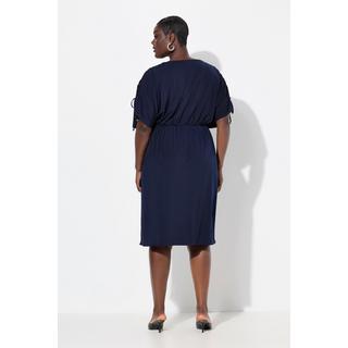 Ulla Popken Abito midi oversize drappeggiato scollo a V mezza manica  