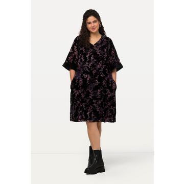 Robe en velours longueur midi, silhouette en A, col en V et manches 3/4