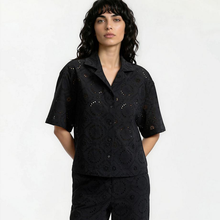 Kurzärmelige Bluse mit Lochstickerei