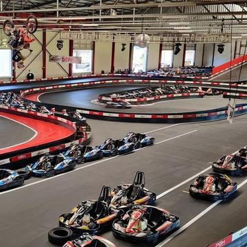 20 Minuten Go-Kart-Fahren pro Person mit kostenlosem Getränk (für 1 Pers.)