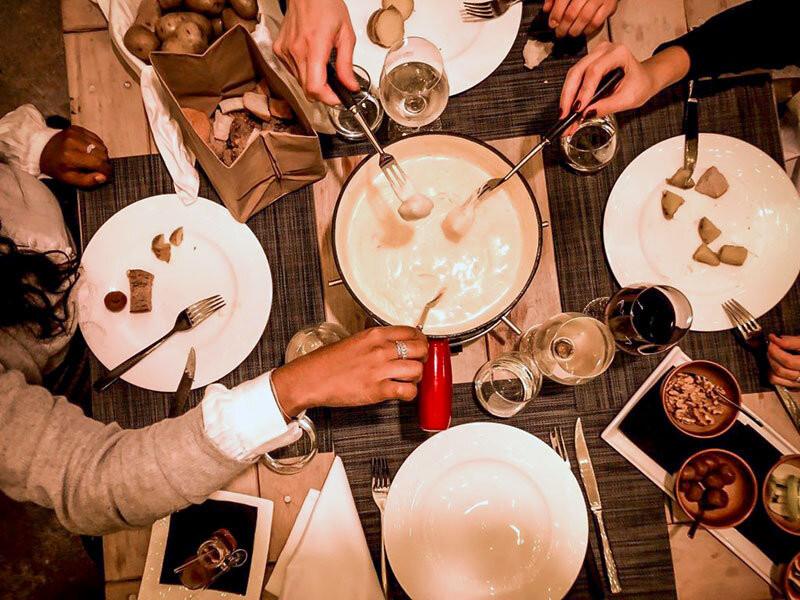 Smartbox  Degustazione di 5 vini con fonduta e visita alla cantina nel Canton Ticino - Cofanetto regalo 