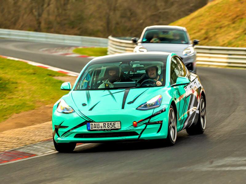 Smartbox  Elektrisch auf Rekordjagd für 1 Runde im Tesla 3P auf der Nürburgring Nordschleife - Geschenkbox 