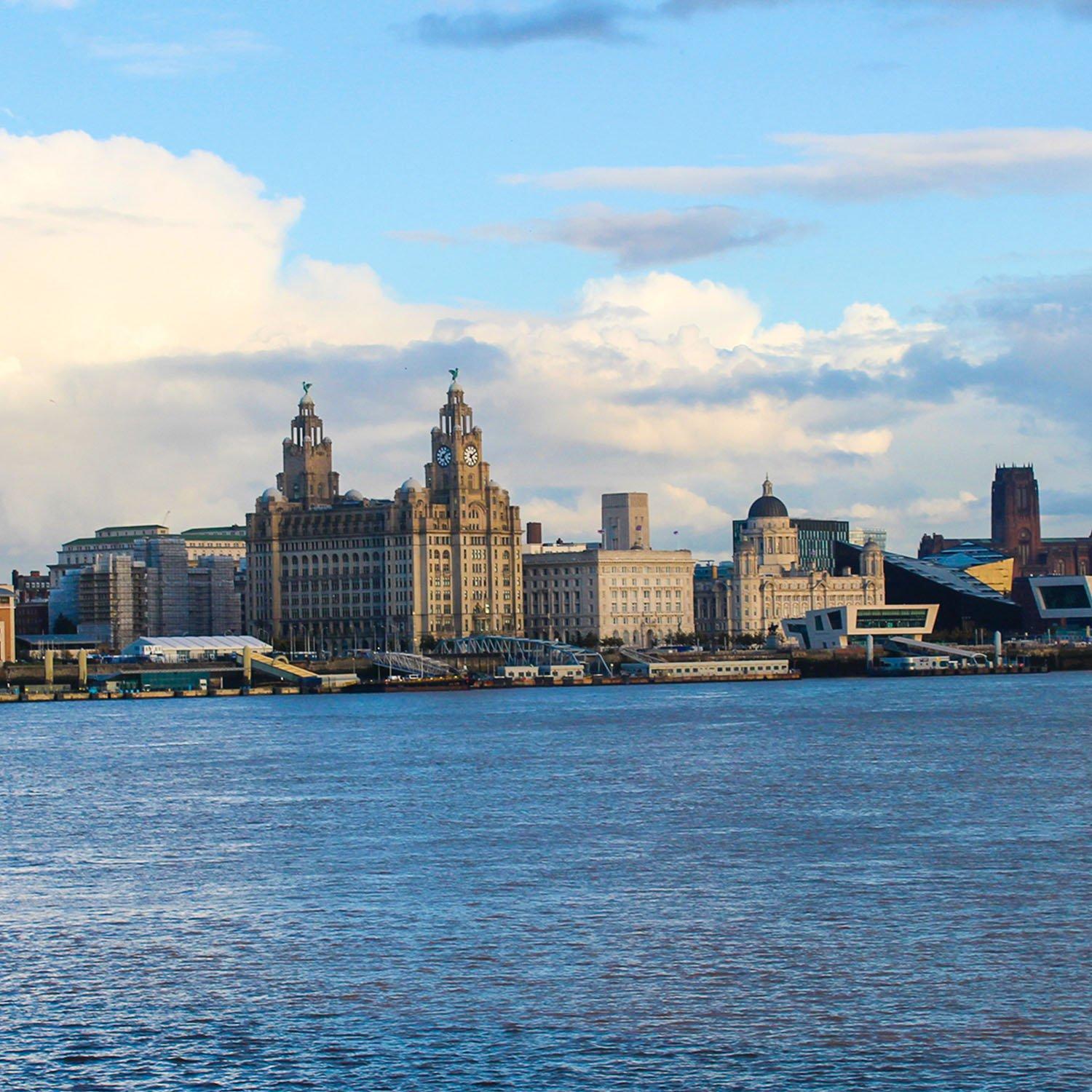 Smartbox  Nel regno dei Peaky Blinders®: Tour di Liverpool in bus per 2 persone - Cofanetto regalo 