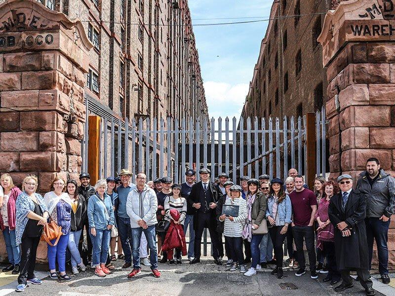 Smartbox  Nel regno dei Peaky Blinders®: Tour di Liverpool in bus per 2 persone - Cofanetto regalo 