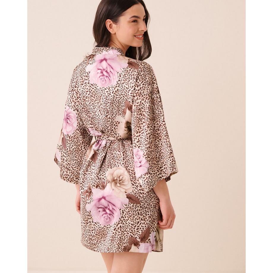 La Vie En Rose Satin Kimono mit floralem Leopardenmuster  