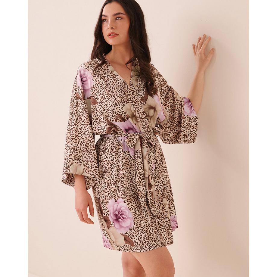 La Vie En Rose Satin Kimono mit floralem Leopardenmuster  