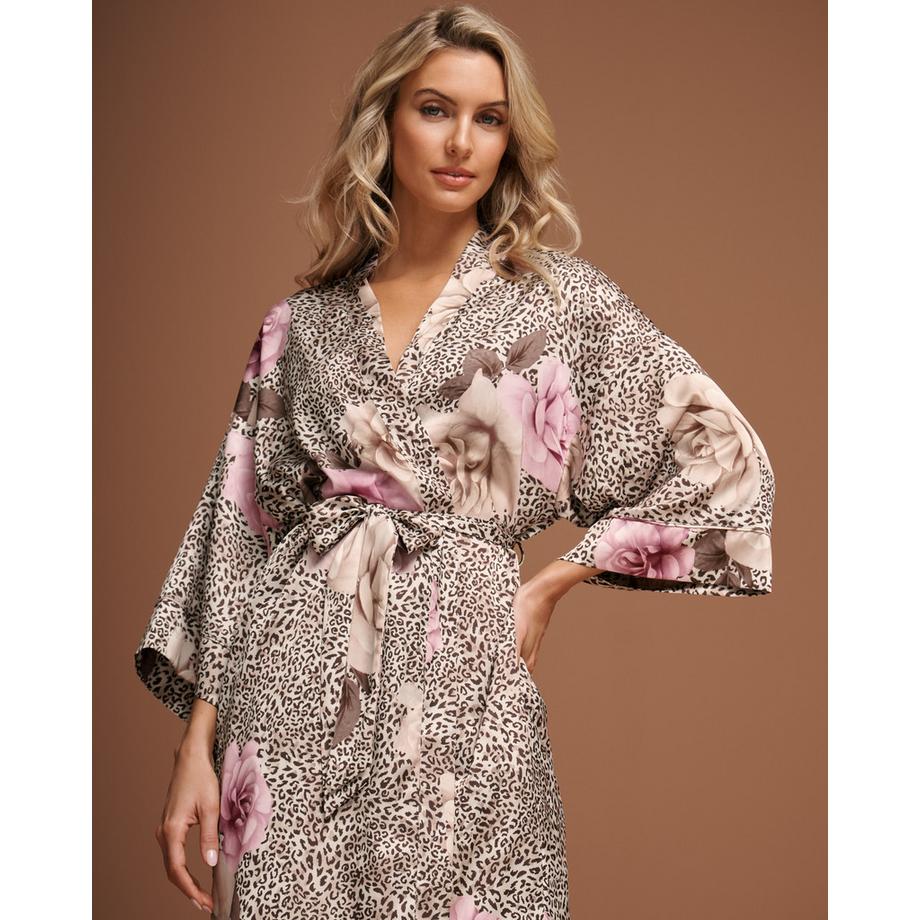 La Vie En Rose Satin Kimono mit floralem Leopardenmuster  