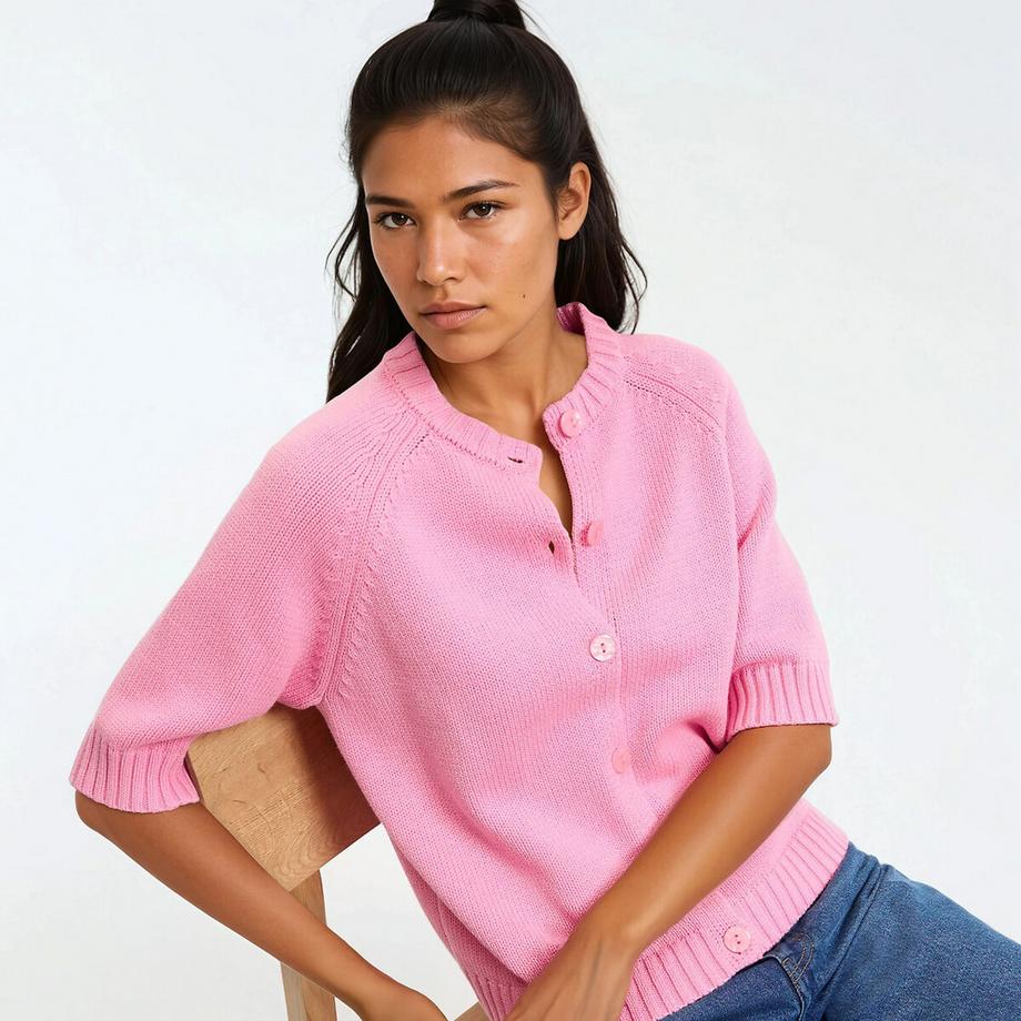 Kurze Strickjacke mit Rundhalsausschnitt