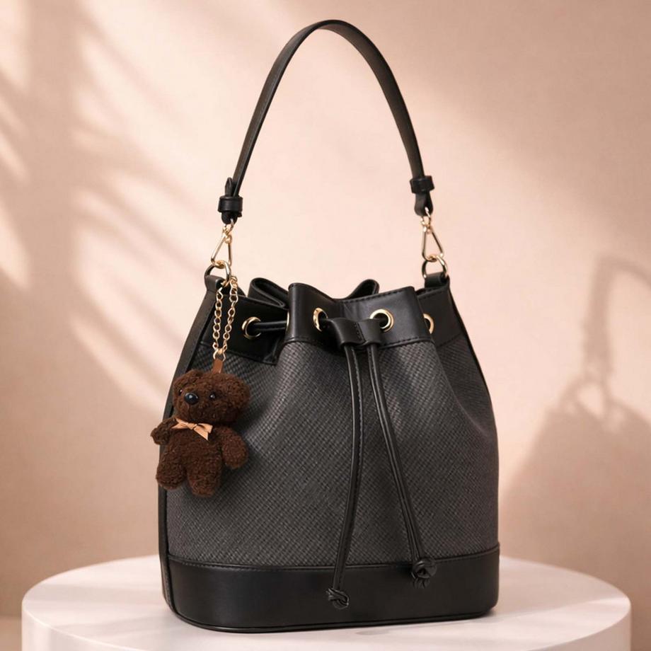 Gallantry  Borsa Secchiello Donna Bicolore Effetto Intrecciato con Corda Scorrevole e Gioiello Orsetto 