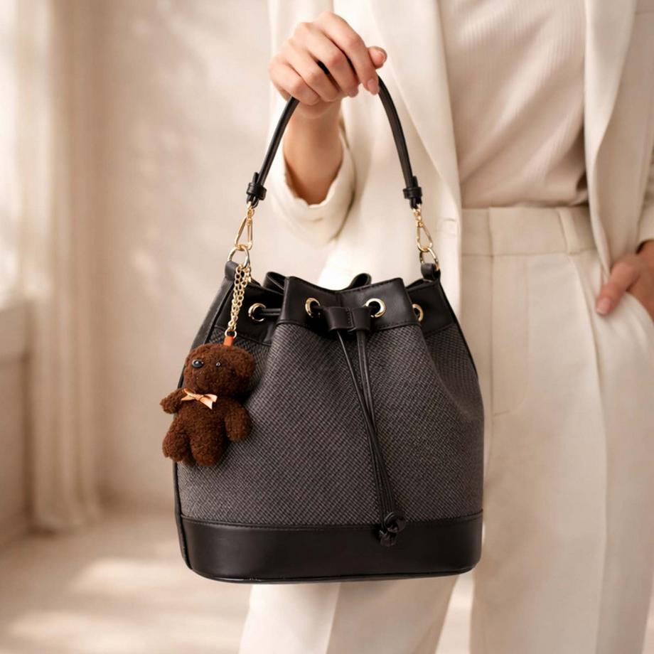 Gallantry  Borsa Secchiello Donna Bicolore Effetto Intrecciato con Corda Scorrevole e Gioiello Orsetto 