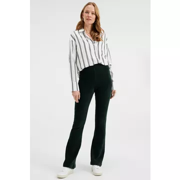 -Cordhose Mit Ausgestelltem Bein