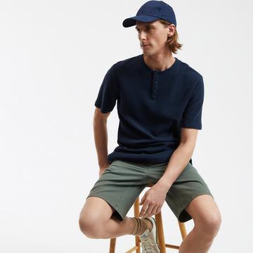 Oberteil in T-Shirt-Form mit rundem Ausschnitt und kleiner Knopfleiste