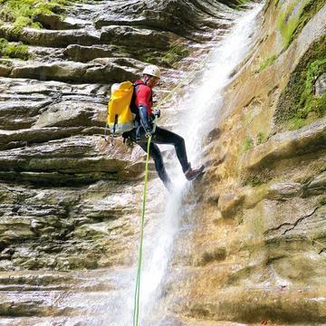 Sensationeneller Abstieg: 1 Canyoning-Erlebnis für 1 Abenteurergeist - Geschenkbox