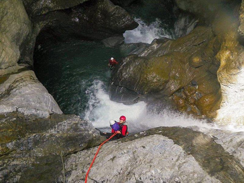 Smartbox  Emozioni in discesa: 1 esperienza in Canyoning per 1 spirito avventuroso - Cofanetto regalo 