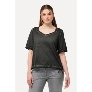 Ulla Popken  T-shirt à manches courtes, avec étoile métallique. Décolleté en forme de cœur et ruban à froncer. 