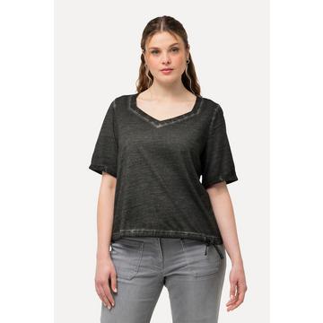 T-shirt à manches courtes, avec étoile métallique. Décolleté en forme de cœur et ruban à froncer.