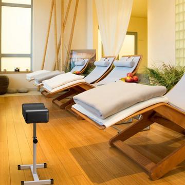 Tabouret de pédicure avec repose-pieds réglable en hauteur pour le soin des ongles dans les salons spa noir