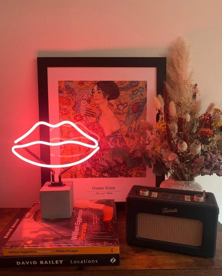 Locomocean Glas Neon Tischlampe mit Betonsockel - Lippen  
