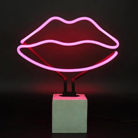 Locomocean Lampe de table en verre néon avec socle en béton - Lèvres  