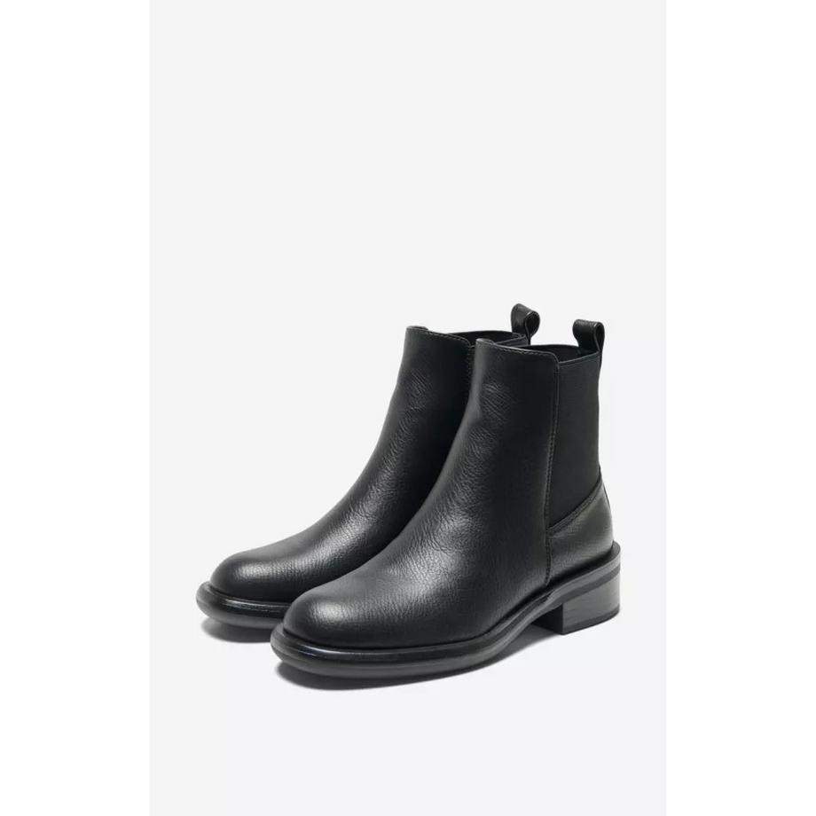 STIEFEL AUS KUNSTLEDER
