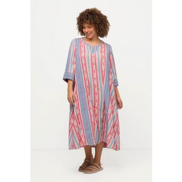 Caftan silhouette en A. Motif ethnique. Col tunisien, manches 3/4.