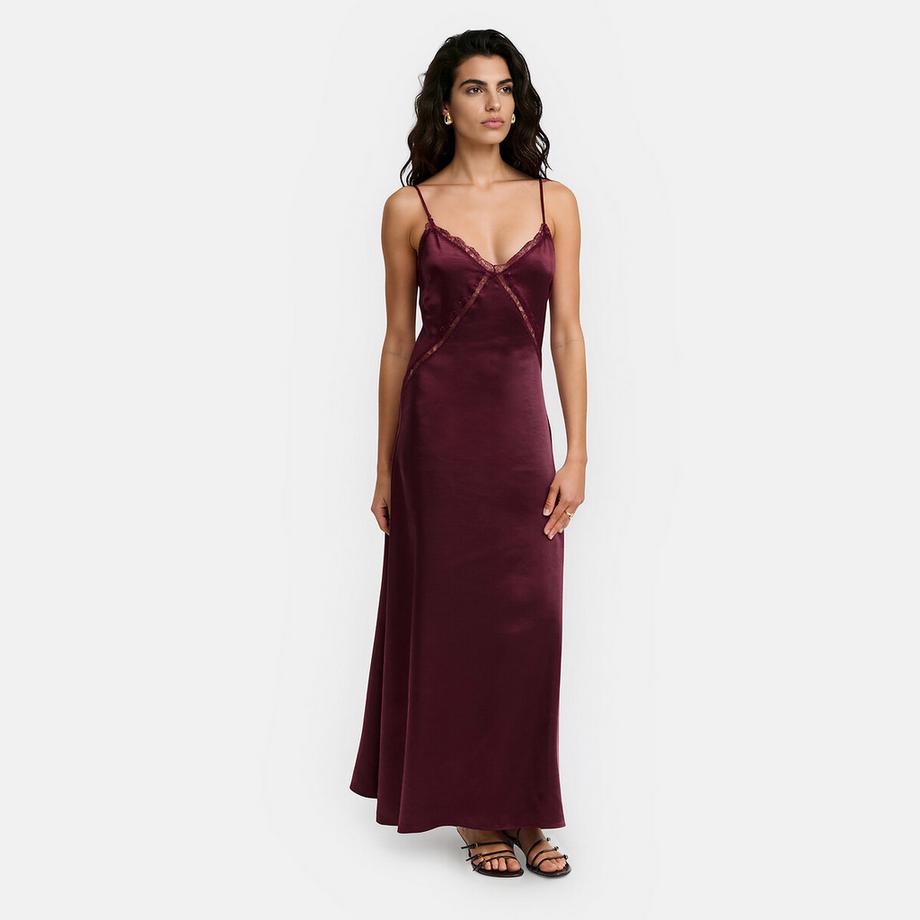 Robe longue en satin à fines bretelles et dentelle