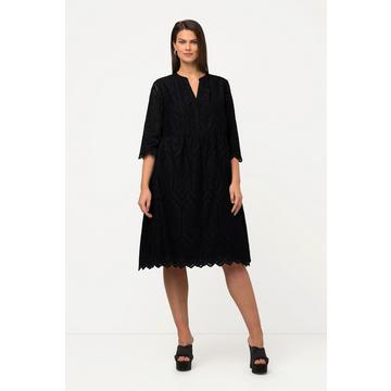 Robe midi en dentelle ajourée. Silhouette en A. Col tunisien et manches 3/4.