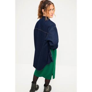 Studio Untold  Chemise en jean# oversize. Col chemise, manches longues et boutons-pression 