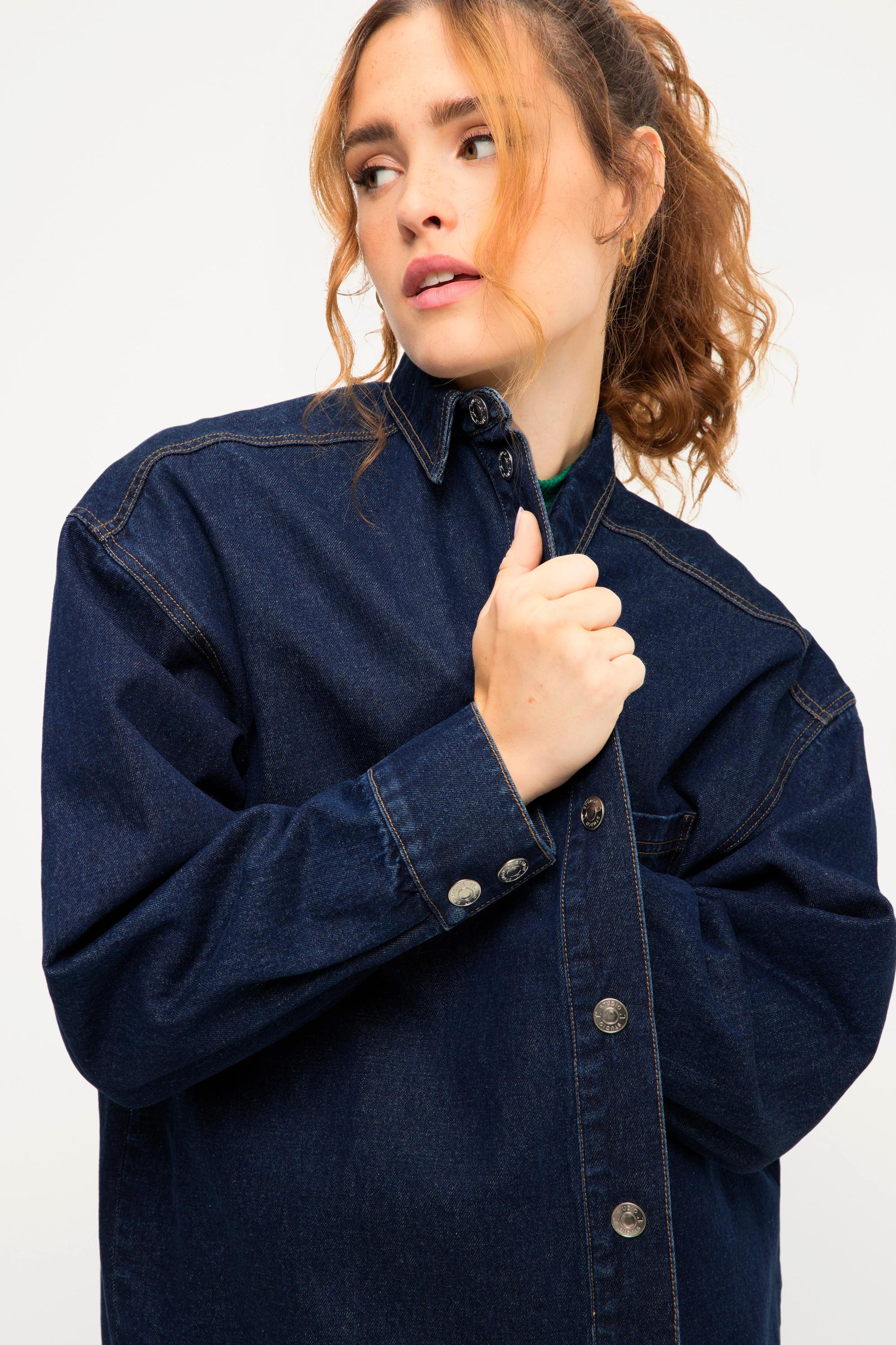 Studio Untold  Chemise en jean# oversize. Col chemise, manches longues et boutons-pression 