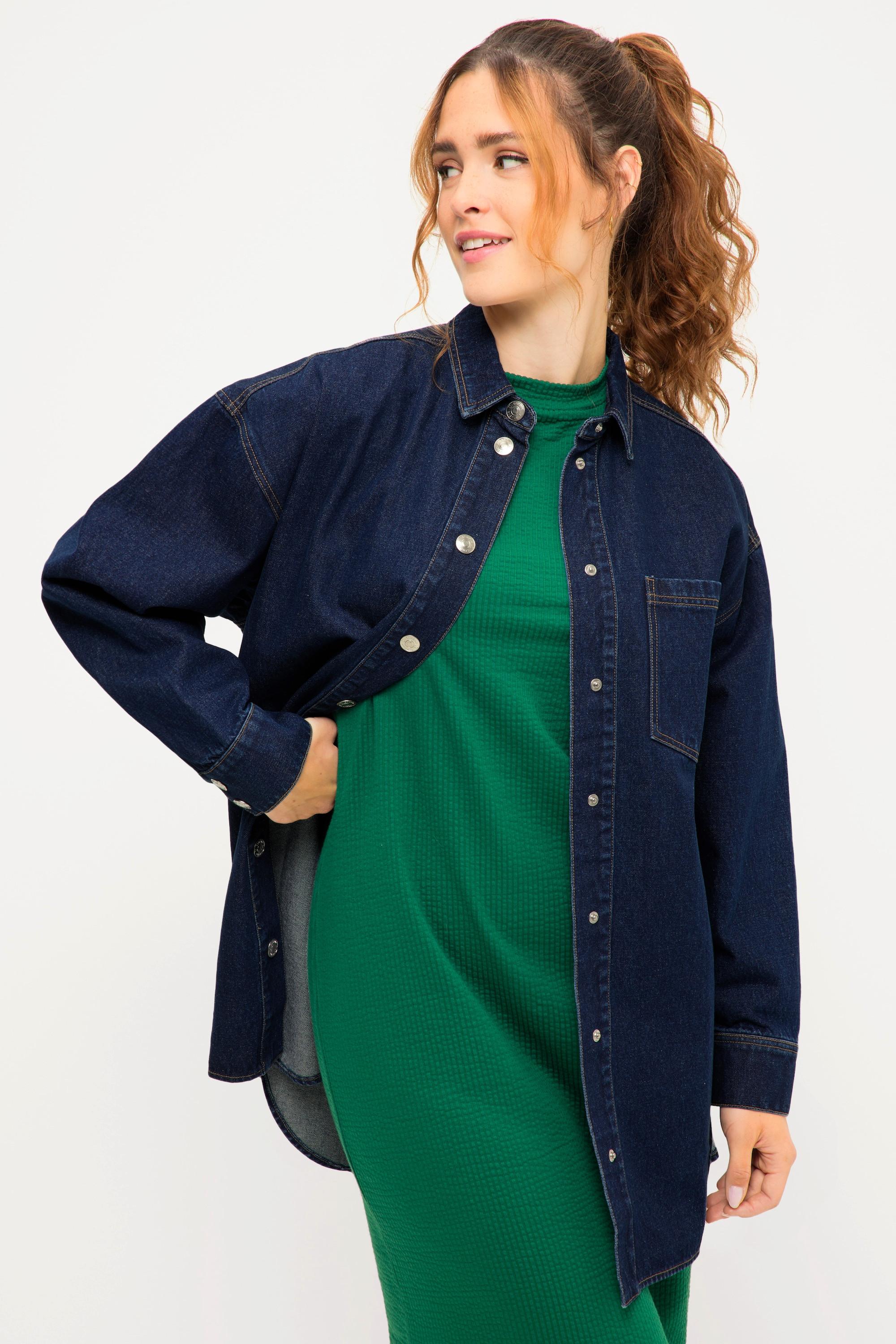 Studio Untold  Chemise en jean# oversize. Col chemise, manches longues et boutons-pression 