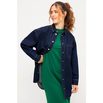 Chemise en jean# oversize. Col chemise, manches longues et boutons-pression