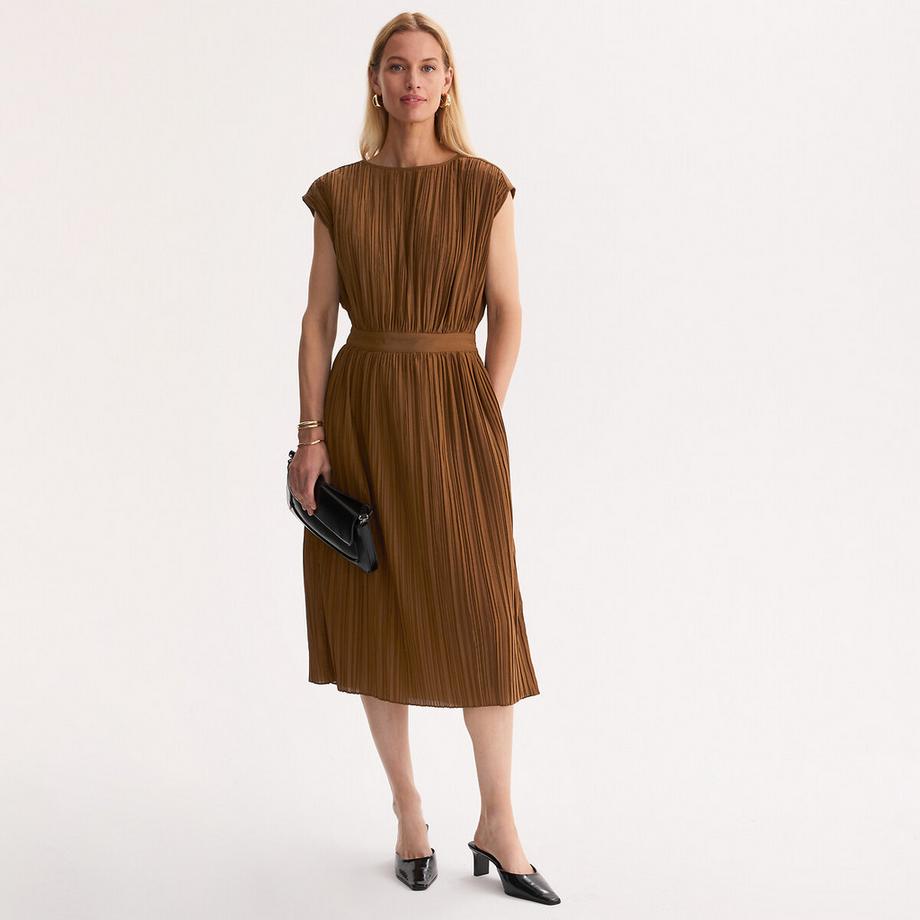 Robe plissée longueur midi sans manches