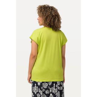 Ulla Popken  T-shirt dal taglio oversize con passamano, scollo a V e mezze maniche 