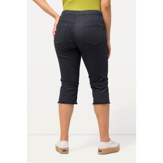 Ulla Popken  Pantaloni Capri a 7/8 modello Sienna in tessuto elasticizzato con orli sfrangiati e taglio della gamba aderente 