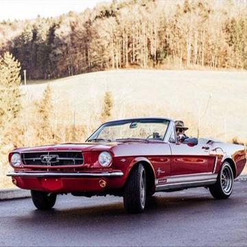 Location d'une Mustang décapotable avec chauffeur (jusqu'à 3 personnes)