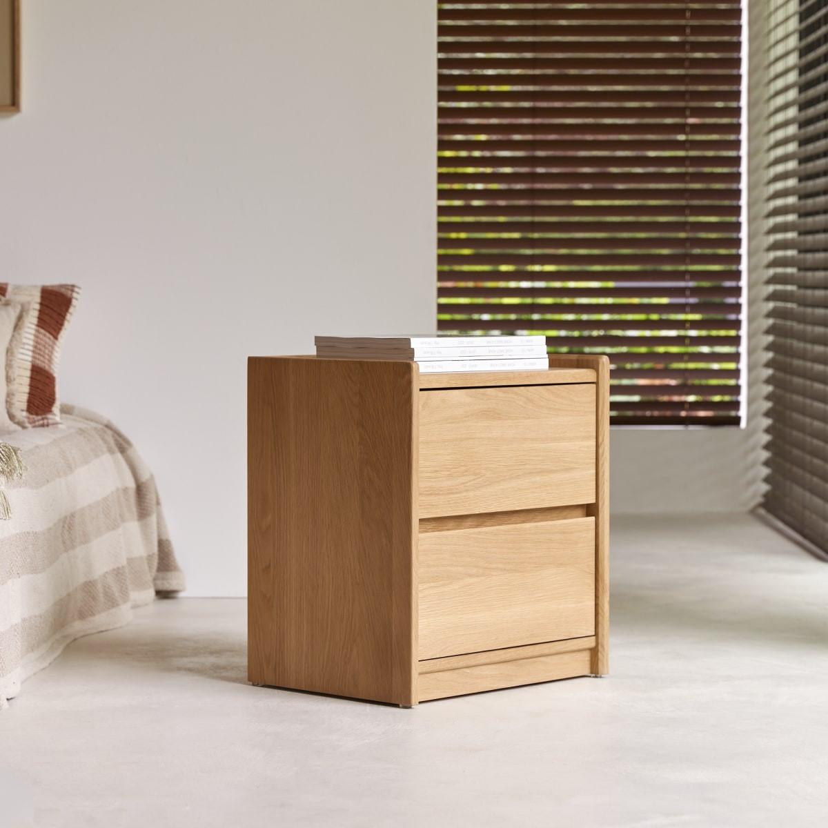 Tikamoon Nachttisch Arto aus massiver Eiche mit 2 Schubladen  