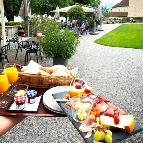 Geschenkidee  Frühstücken im Schloss Spiez & Schifffahrt 1. Klasse auf dem Thunersee (für 2 Personen) 