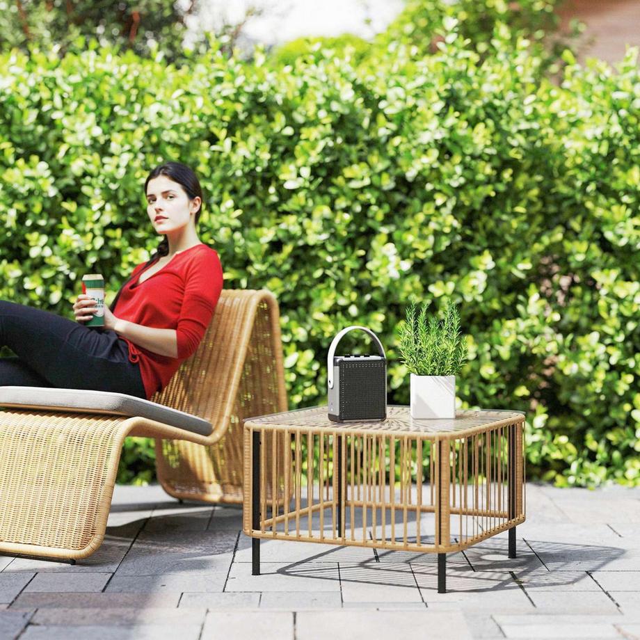 Northio Polyrattan Gartentisch, 65 x 65 x 43 cm, wetterfest Beistelltisch quadrarischer Terrassentisch mit Glasplatte Couchtisch Balkontisch Gartenmöbel für Garten, Terrasse, Balkon Naturholz Aosom  