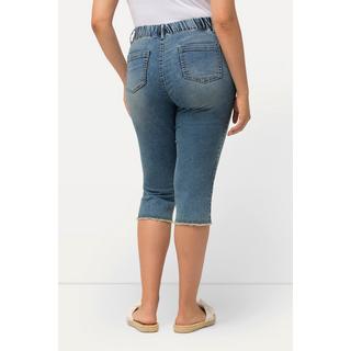 Ulla Popken  Jeans Capri modello Sienna con orli sfrangiati, taglio della gamba aderente e cintura elastica 