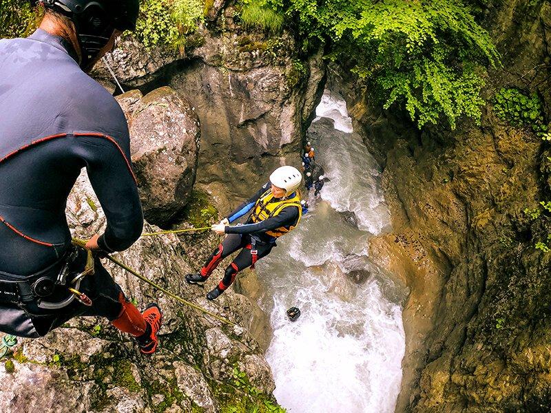 Smartbox  Discesa in canyoning con drink e trasferimento incluso vicino a Interlaken per 2 persone - Cofanetto regalo 