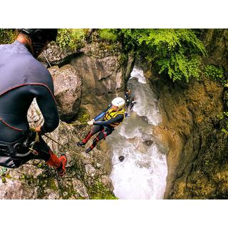 Smartbox  Discesa in canyoning con drink e trasferimento incluso vicino a Interlaken per 2 persone - Cofanetto regalo 