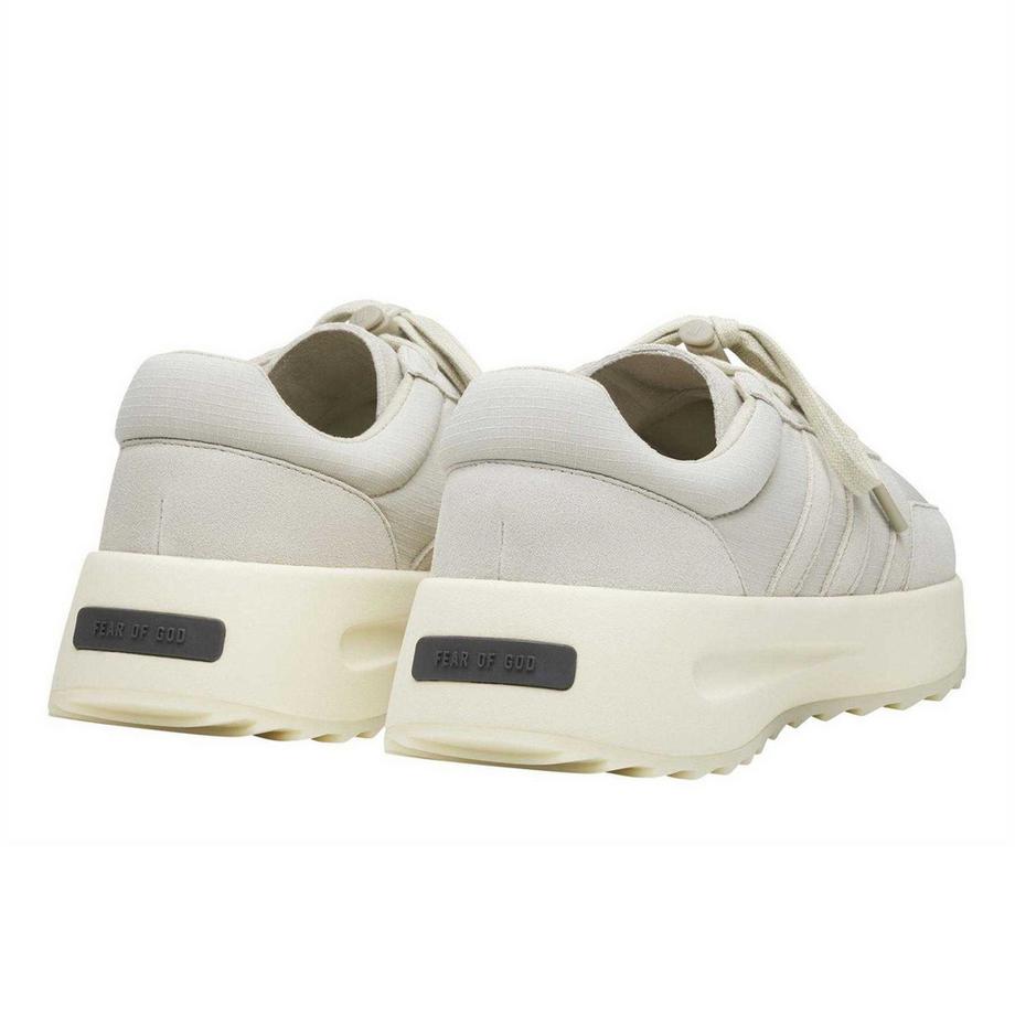 adidas Baskets avec bandes latérales et semelle texturée  