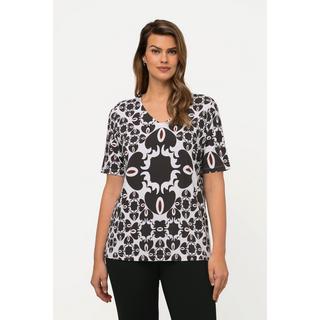 Ulla Popken  T-shirt en tissu fluide à col en V et manches courtes. Coupe Classic Fit, éléments fantaisie 